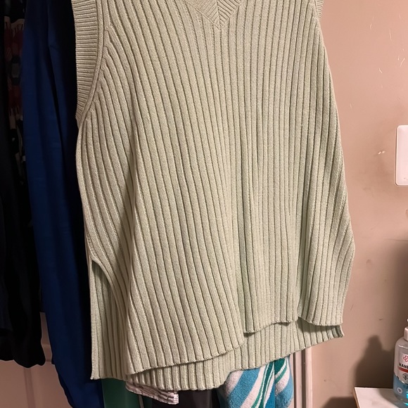 Green vest - Picture 2 of 3